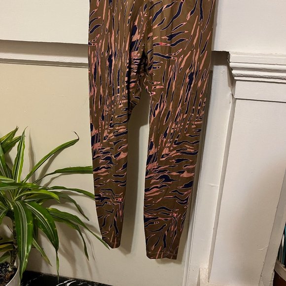 High-Rise Abstract Zebra Print Criss-Cross Waistband Leggings - Picture 3 of 5